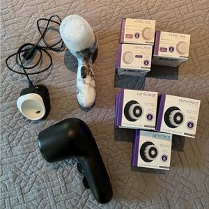 Gently Used Michael Todd Soniclear Brush with 8 Replacement Brushes Heads